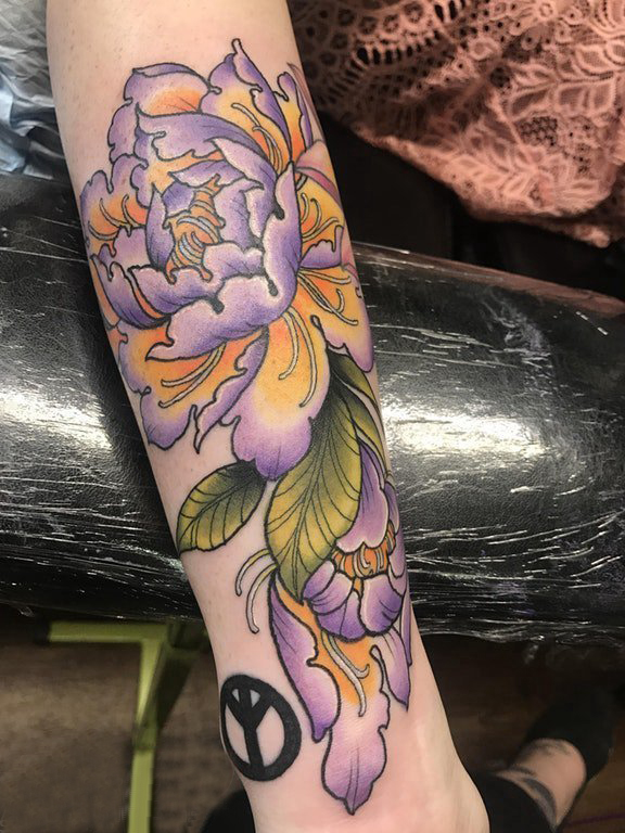 点击大图看下一张：女生手臂上彩绘渐变简单抽象线条植物花朵纹身图片