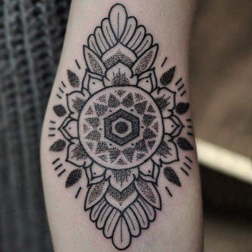 点击大图看下一张：女生手臂上黑灰素描点刺技巧创意梵花花纹纹身图片