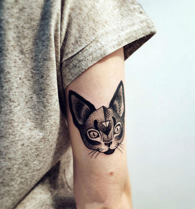 点击大图看下一张：女生手臂上黑灰素描点刺技巧创意文艺猫纹身图片