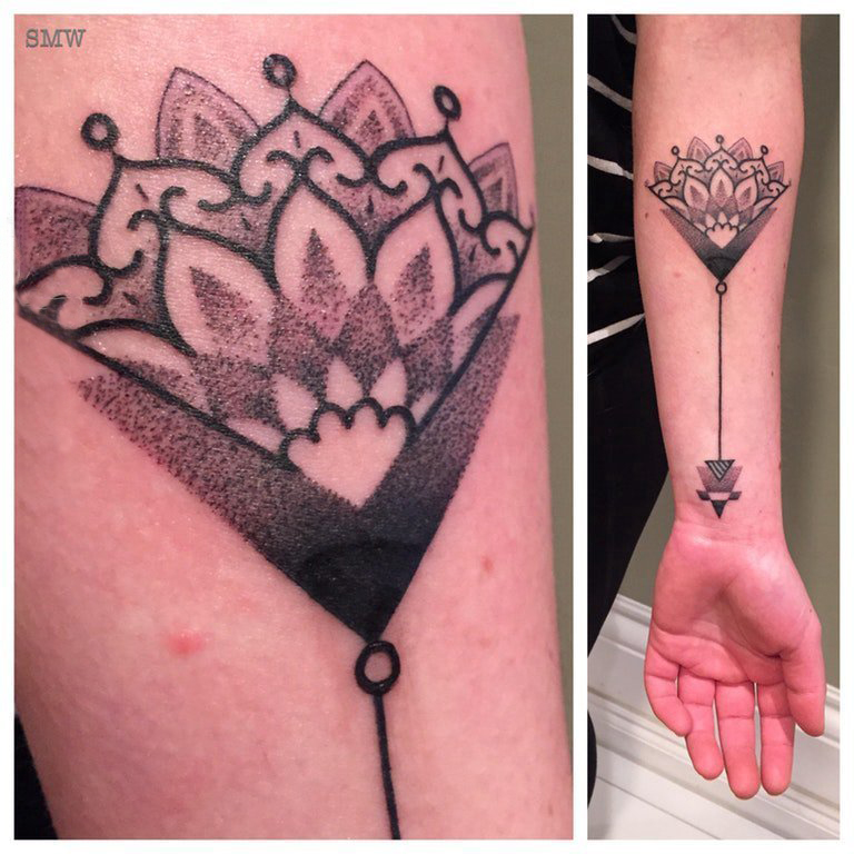 点击大图看下一张：女生手臂上黑色点刺简单线条创意几何花朵纹身图片
