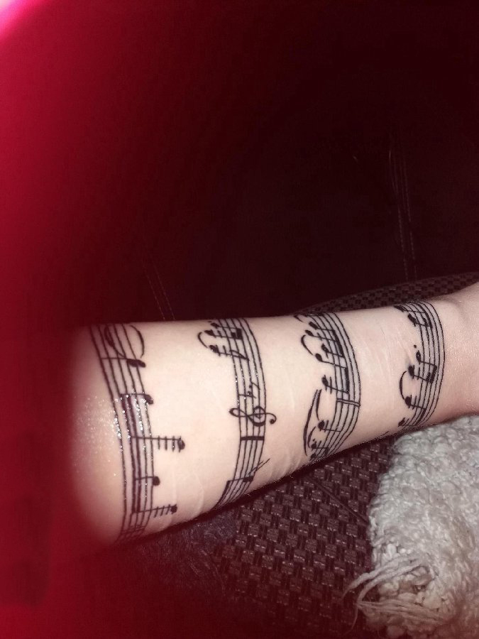 点击大图看下一张：女生手臂上黑色简单抽象线条创意音符纹身图片