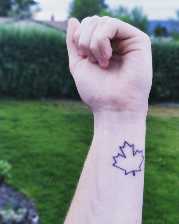 点击大图看下一张：女生手腕上黑色简单个性线条植物枫叶纹身图片