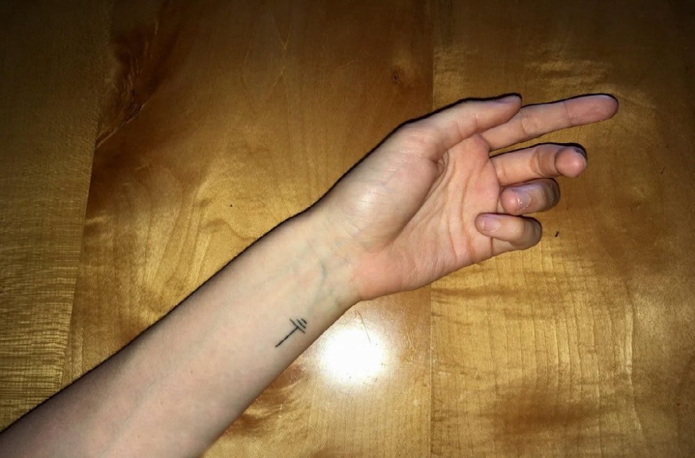 点击大图看下一张：女生手腕上黑色简单线条小清新符号纹身图片