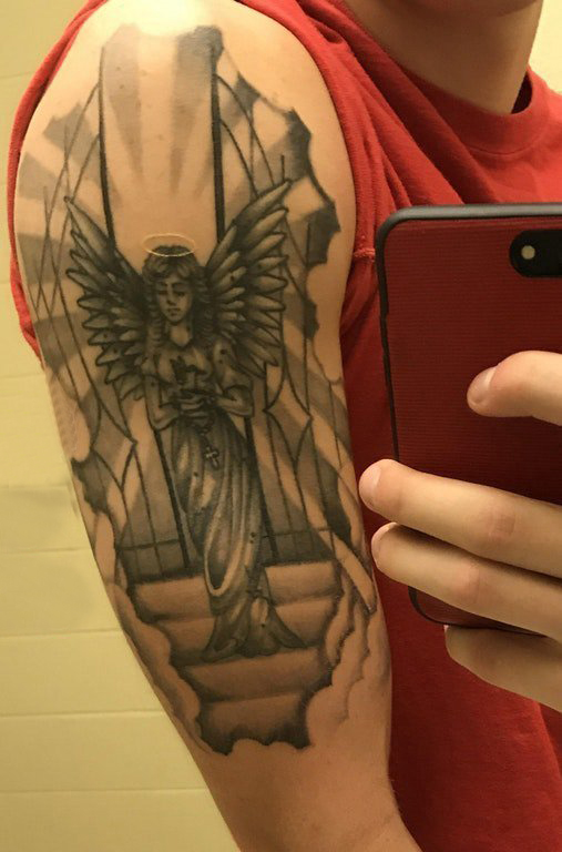 点击大图看下一张：男生手臂上黑灰点刺几何简单线条天使纹身图片