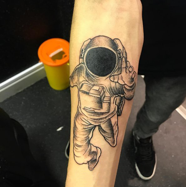 点击大图看下一张：男生手臂上黑灰点刺简单线条人物宇航员纹身图片