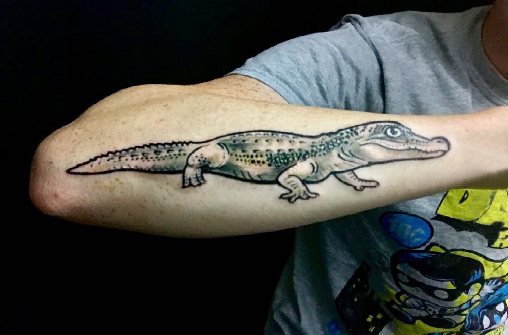 点击大图看下一张：男生手臂上黑灰点刺简单线条小动物鳄鱼纹身图片