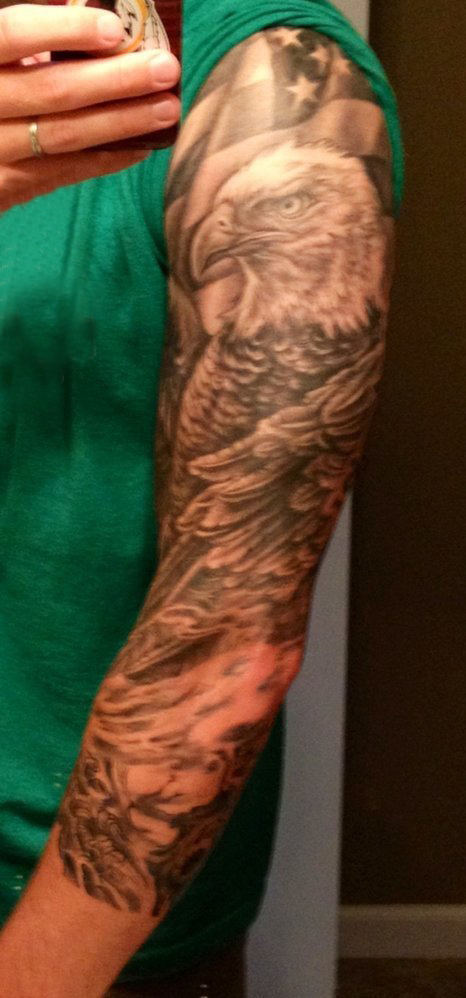 点击大图看下一张：男生手臂上黑灰素描点刺技巧创意老鹰花臂纹身图片