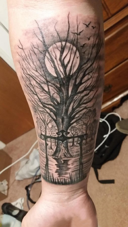 点击大图看下一张：男生手臂上黑色点刺几何简单线条植物大树和月亮纹身图片