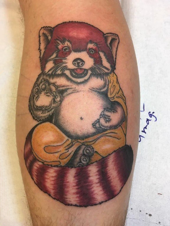 点击大图看下一张：男生小腿上彩绘简单线条小动物浣熊纹身图片