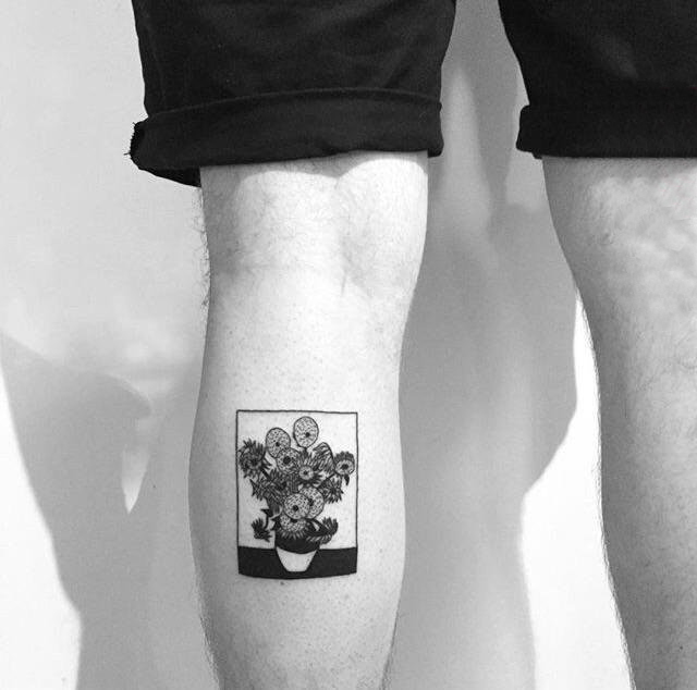 点击大图看下一张：男生小腿上黑色几何简单线条植物向日葵纹身图片