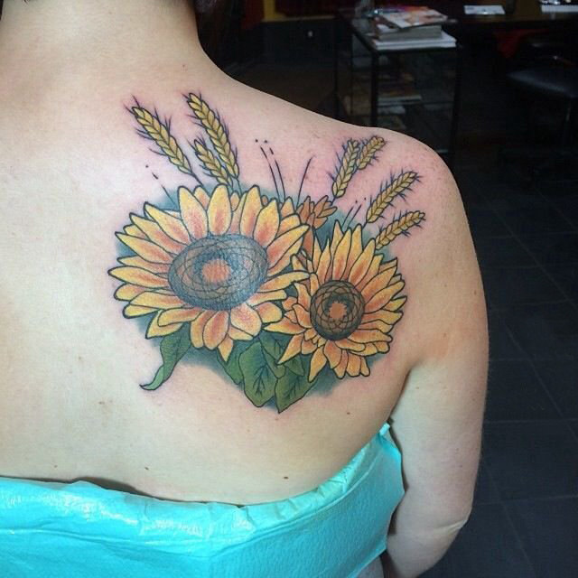 点击大图看下一张：女生背部彩绘水彩素描精美向日葵纹身图片