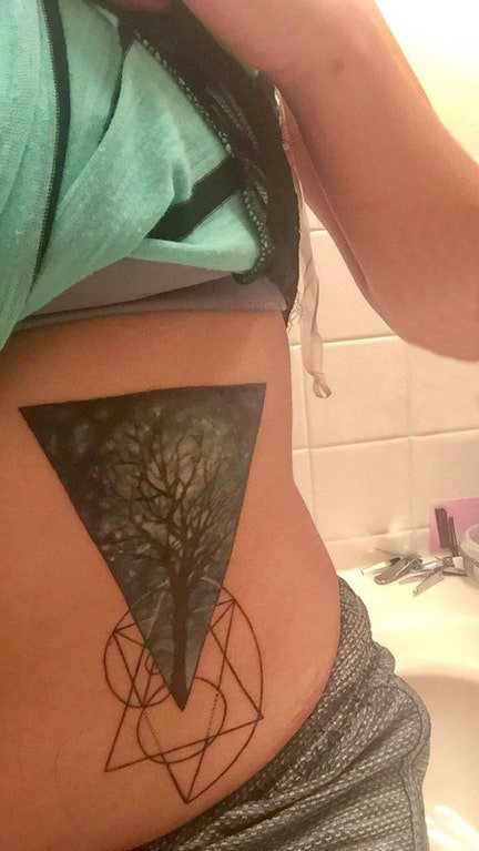 点击大图看下一张：女生侧腰上彩绘几何简单线条创意植物大树纹身图片