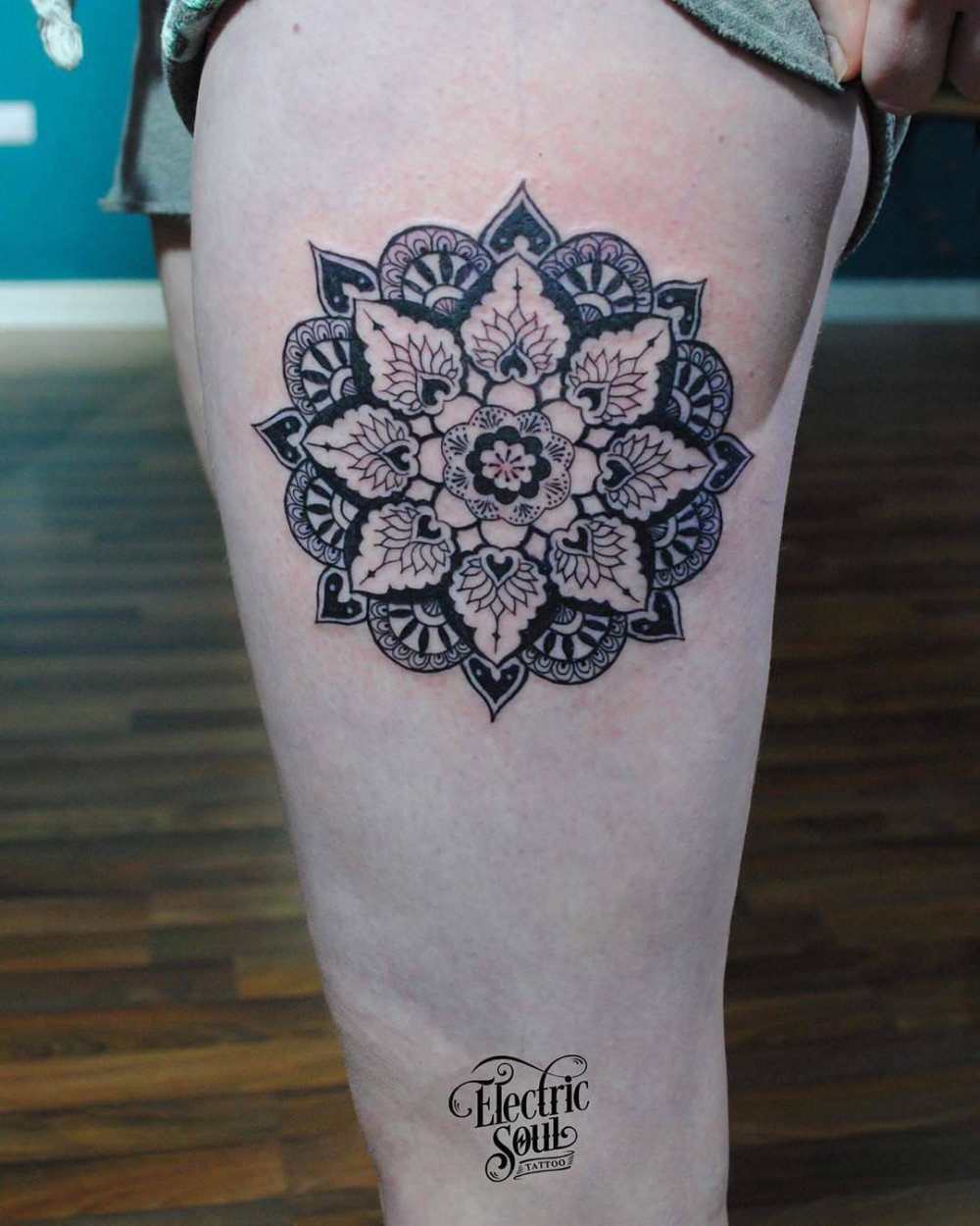 点击大图看下一张：女生大腿上黑灰素描几何元素梵花花纹纹身图片
