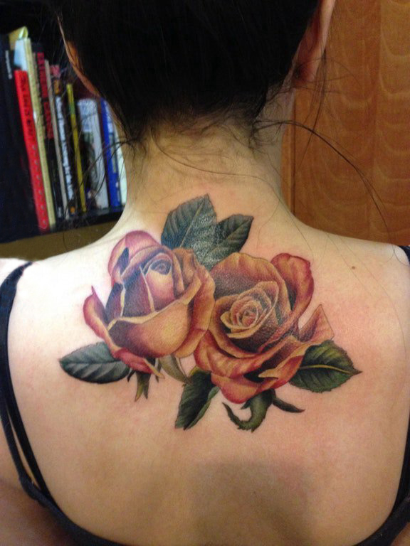 点击大图看下一张：女生后背上彩绘渐变简单线条植物花朵纹身图片