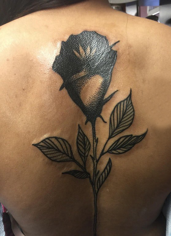 点击大图看下一张：女生后背上黑色点刺简单线条创意植物花朵纹身图片