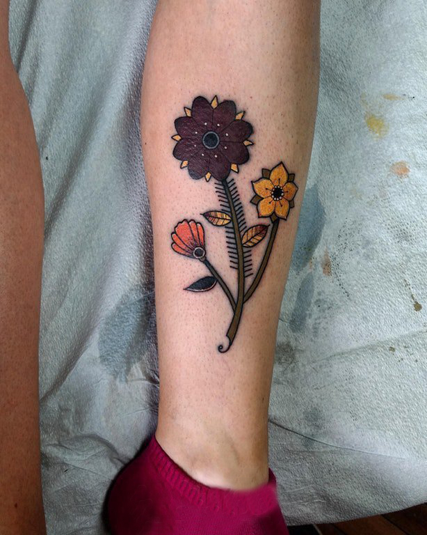 点击大图看下一张：女生小腿上彩绘简单线条创意植物文艺花朵纹身图片