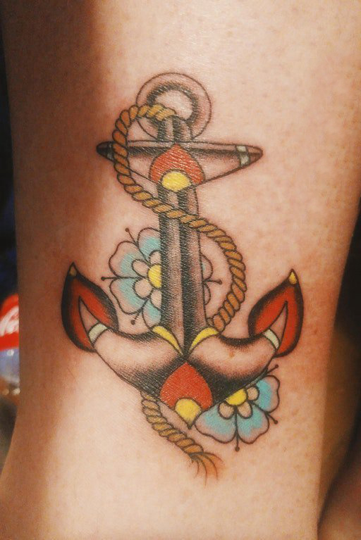 点击大图看下一张：女生小腿上彩绘简单线条花朵和船锚纹身图片