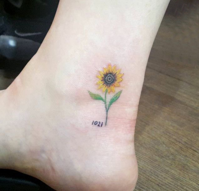 点击大图看下一张：女生小腿上彩绘水彩素描创意文艺向日葵纹身图片