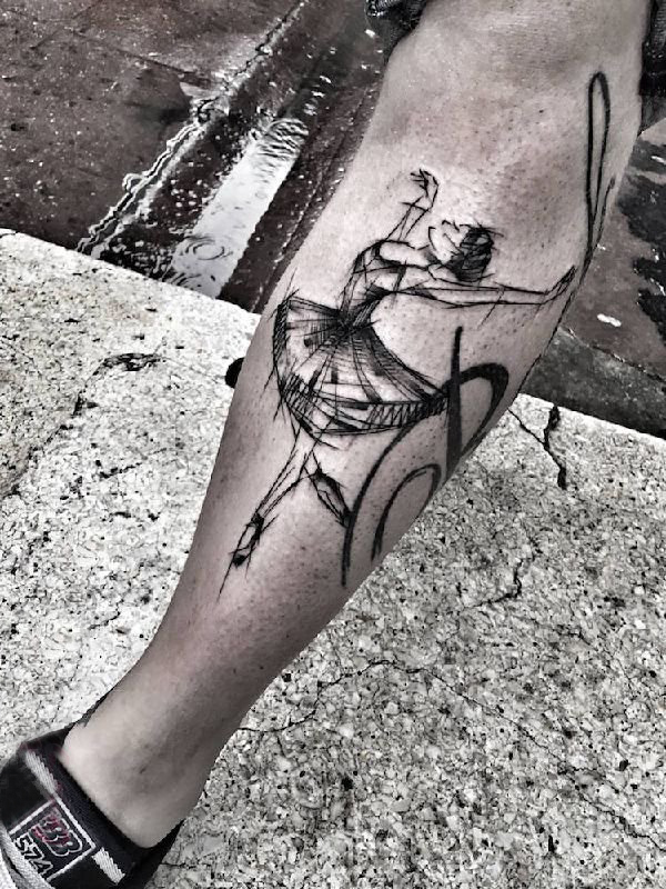 点击大图看下一张：女生小腿上黑灰素描点刺技巧创意女生肖像纹身图片