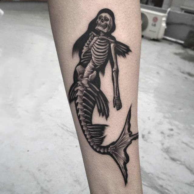 点击大图看下一张：多款黑灰素描点刺技巧创意霸气设计感十足的骷髅美人鱼纹身图案