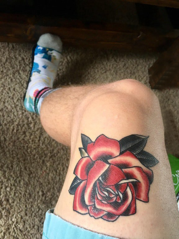 点击大图看下一张：男生大腿上彩绘渐变简单线条植物玫瑰纹身图片