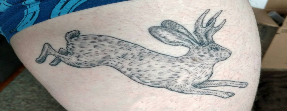 点击大图看下一张：男生大腿上黑色点刺简单线条小动物兔子纹身图片