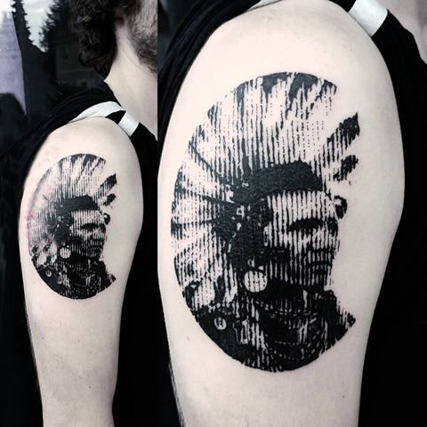 点击大图看下一张：男生手臂上黑灰素描点刺技巧创意肖像纹身图片