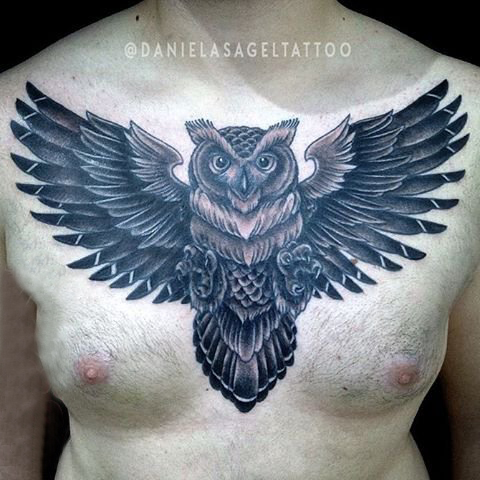 点击大图看下一张：男生胸口上黑灰素描点刺技巧创意霸气猫头鹰纹身图片