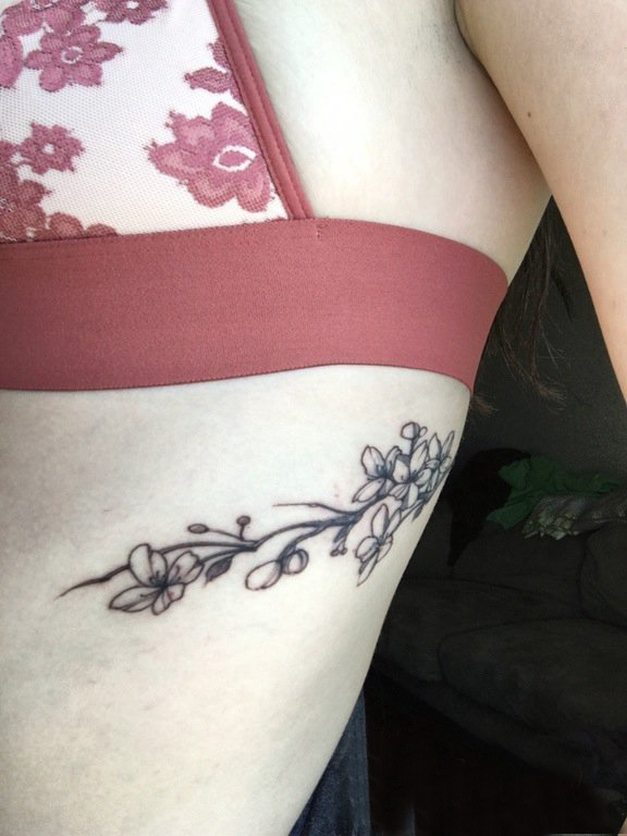点击大图看下一张：女生侧腰上黑色点刺简单线条植物梅花纹身图片