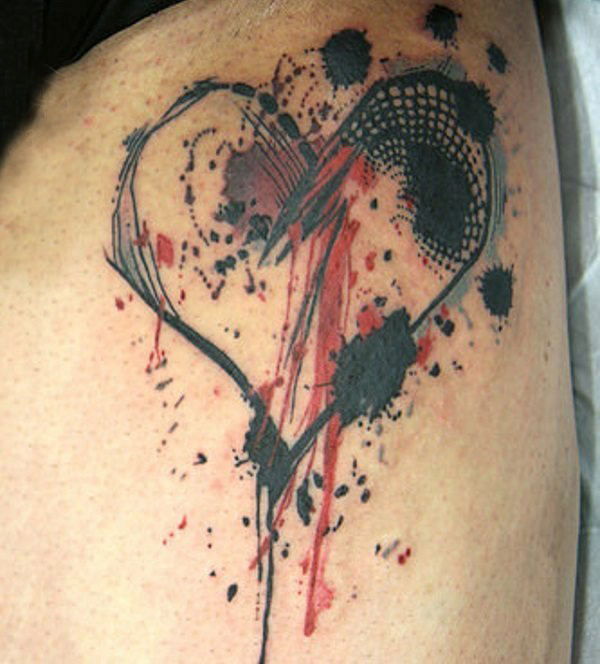 点击大图看下一张：女生大腿上彩绘水彩素描红黑撞色心形纹身图片