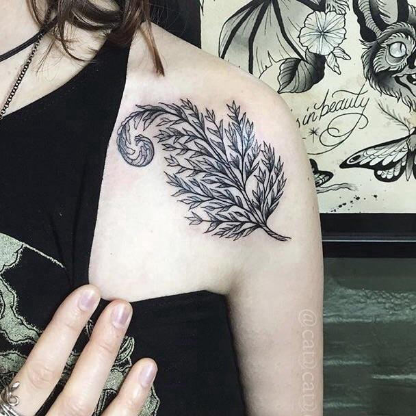 点击大图看下一张：女生肩部黑色点刺简单线条创意植物叶子纹身图片