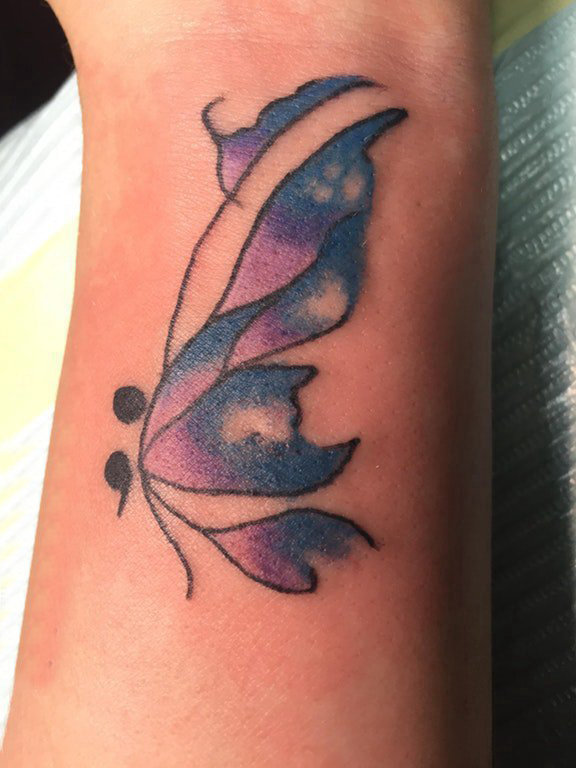 点击大图看下一张：女生手臂上彩绘渐变简单线条小动物蝴蝶纹身图片