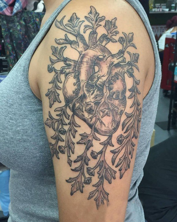点击大图看下一张：女生手臂上黑灰点刺抽象线条植物和心脏纹身图片