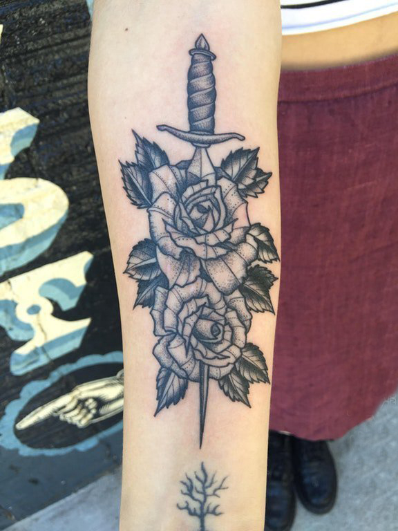 点击大图看下一张：女生手臂上黑灰点刺简单线条植物花朵和匕首纹身图片