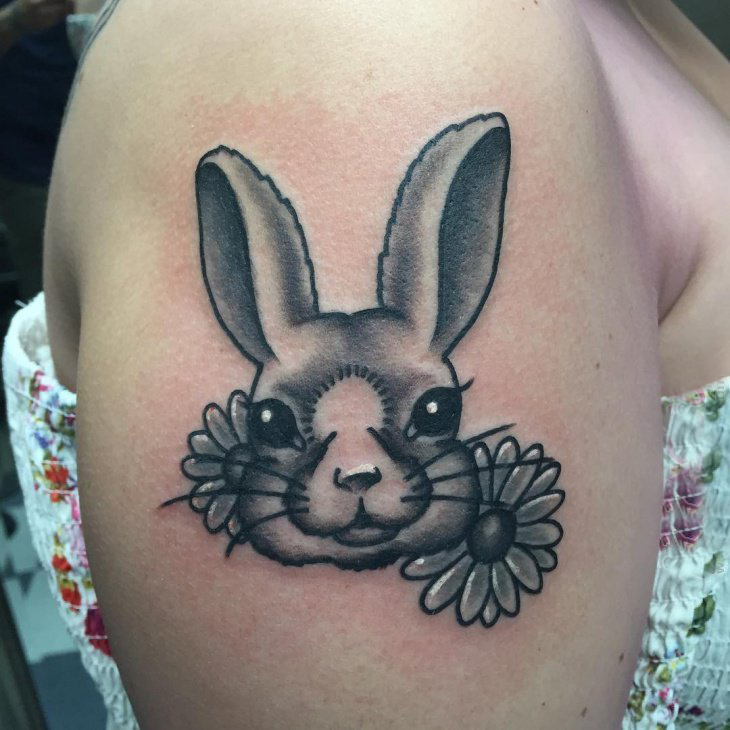 点击大图看下一张：女生手臂上黑灰素描点刺技巧创意可爱兔子纹身图案