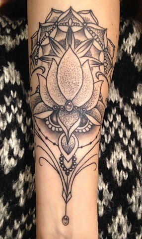 点击大图看下一张：女生手臂上黑灰素描点刺技巧创意莲花纹身图片