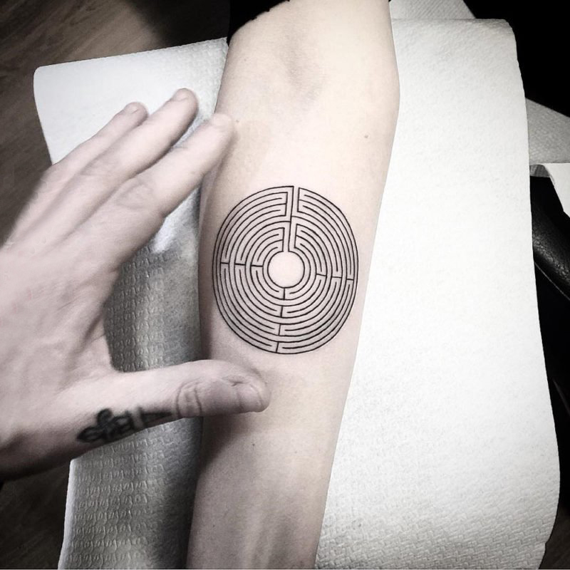 点击大图看下一张：女生手臂上黑色线条创意几何元素圆形纹身图片