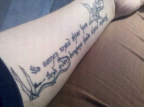 点击大图看下一张：女生手臂上黑色线条创意有意义花体英文纹身图片