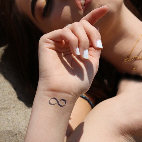 点击大图看下一张：女生手腕上黑色线条创意符号文艺纹身图片