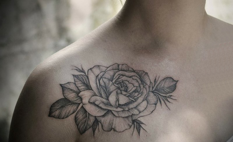 点击大图看下一张：女生锁骨下黑灰素描点刺技巧创意文艺唯美玫瑰纹身图片