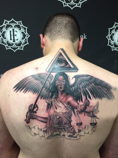 点击大图看下一张：男生后背上黑灰点刺抽象线条创意天使人物纹身图片