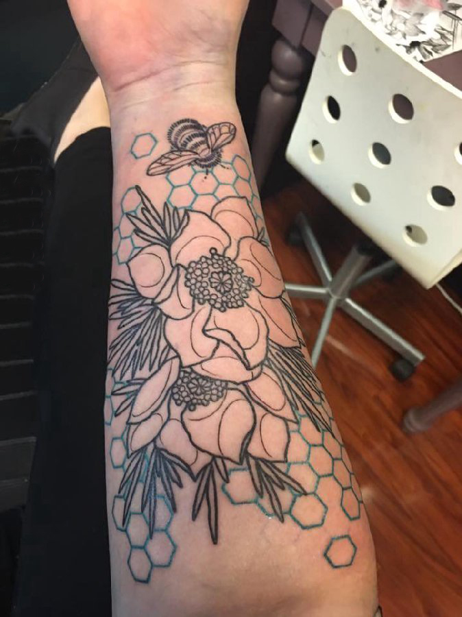 点击大图看下一张：男生手臂上彩绘几何简单线条植物花朵纹身图片