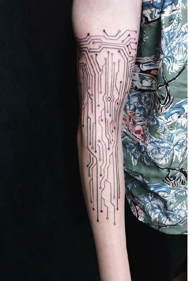点击大图看下一张：男生手臂上黑色几何简单线条创意纹身图片