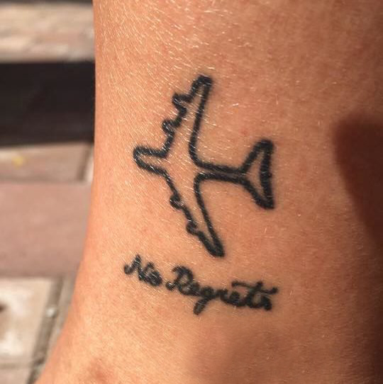 点击大图看下一张：男生手臂上黑色线条创意可爱小飞机纹身图片