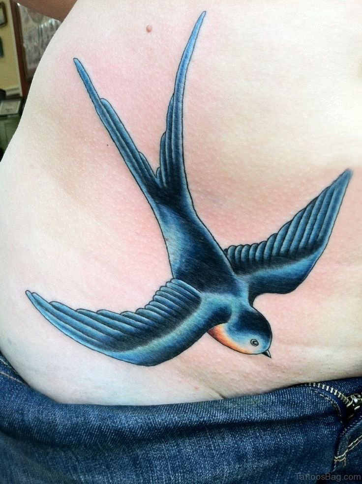 点击大图看下一张：女生背部彩绘水彩素描创意文艺燕子精致纹身图片