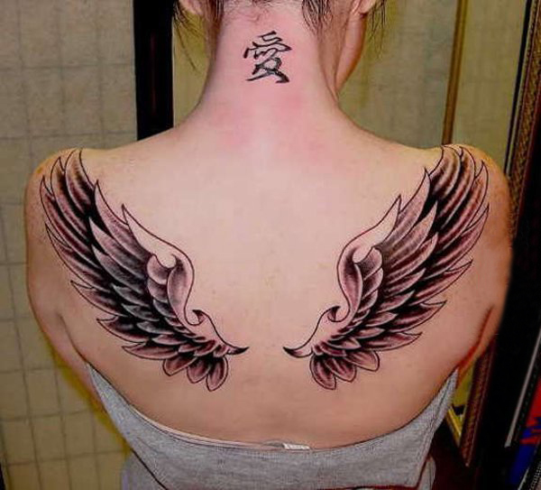 点击大图看下一张：女生背部黑灰素描点刺技巧创意霸气翅膀纹身图片