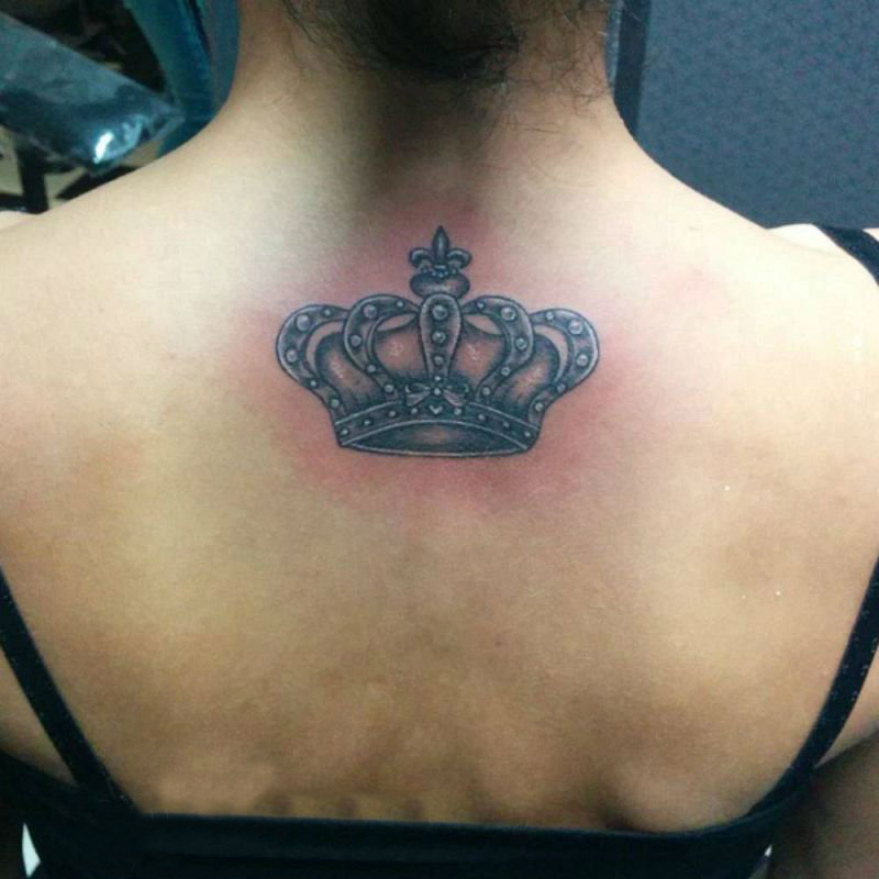 点击大图看下一张：女生背部黑灰素描点刺技巧创意文艺唯美皇冠纹身图片