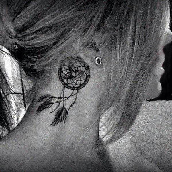 点击大图看下一张：女生脖子上黑灰素描点刺技巧创意唯美捕梦网纹身图片