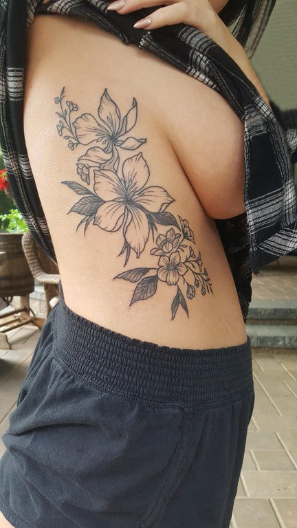 点击大图看下一张：女生侧腰上黑色点刺简单线条植物文艺花朵纹身图片
