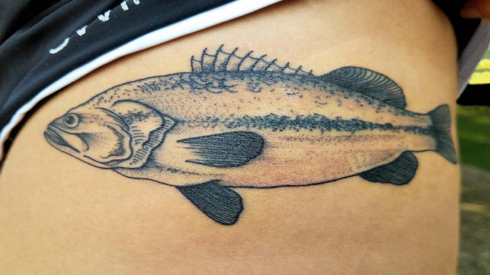 点击大图看下一张：女生大腿上黑灰点刺简单线条小动物鱼纹身图片